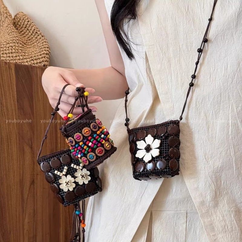 Bohemian ethnic style coconut shell bag, women's hand-woven headphone jack red envelope, retro and niche design coin purse detail image 2