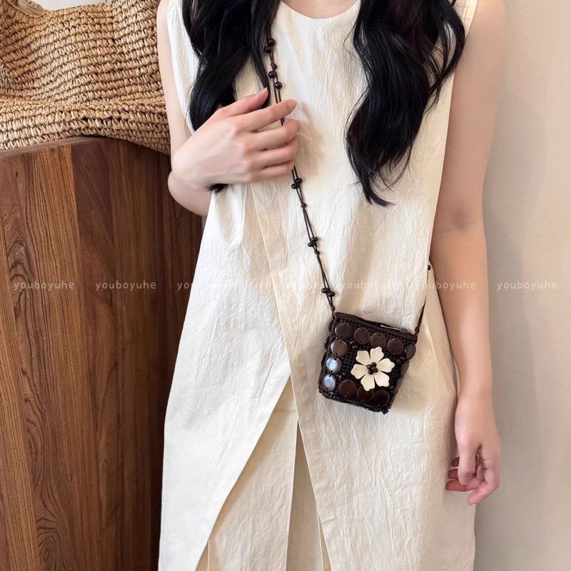Bohemian ethnic style coconut shell bag, women's hand-woven headphone jack red envelope, retro and niche design coin purse Item Picture