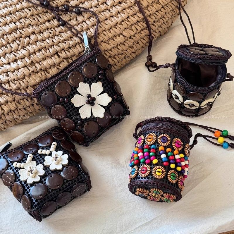 Bohemian ethnic style coconut shell bag, women's hand-woven headphone jack red envelope, retro and niche design coin purse