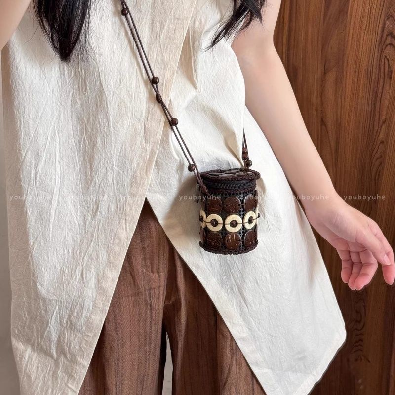 Bohemian ethnic style coconut shell bag, women's hand-woven headphone jack red envelope, retro and niche design coin purse Application Scenario