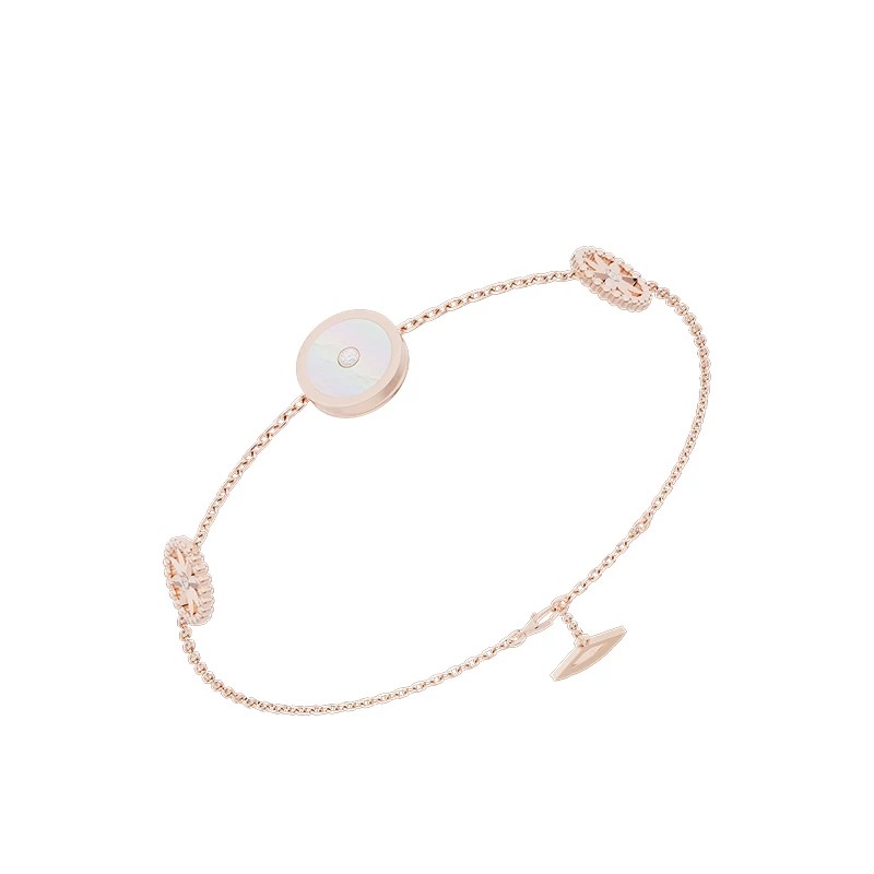 The NOLYN Deoksugung series tile bracelet from NOLYn features a luxurious and versatile design with white mother-of-pearl on both sides for beginners Item Picture