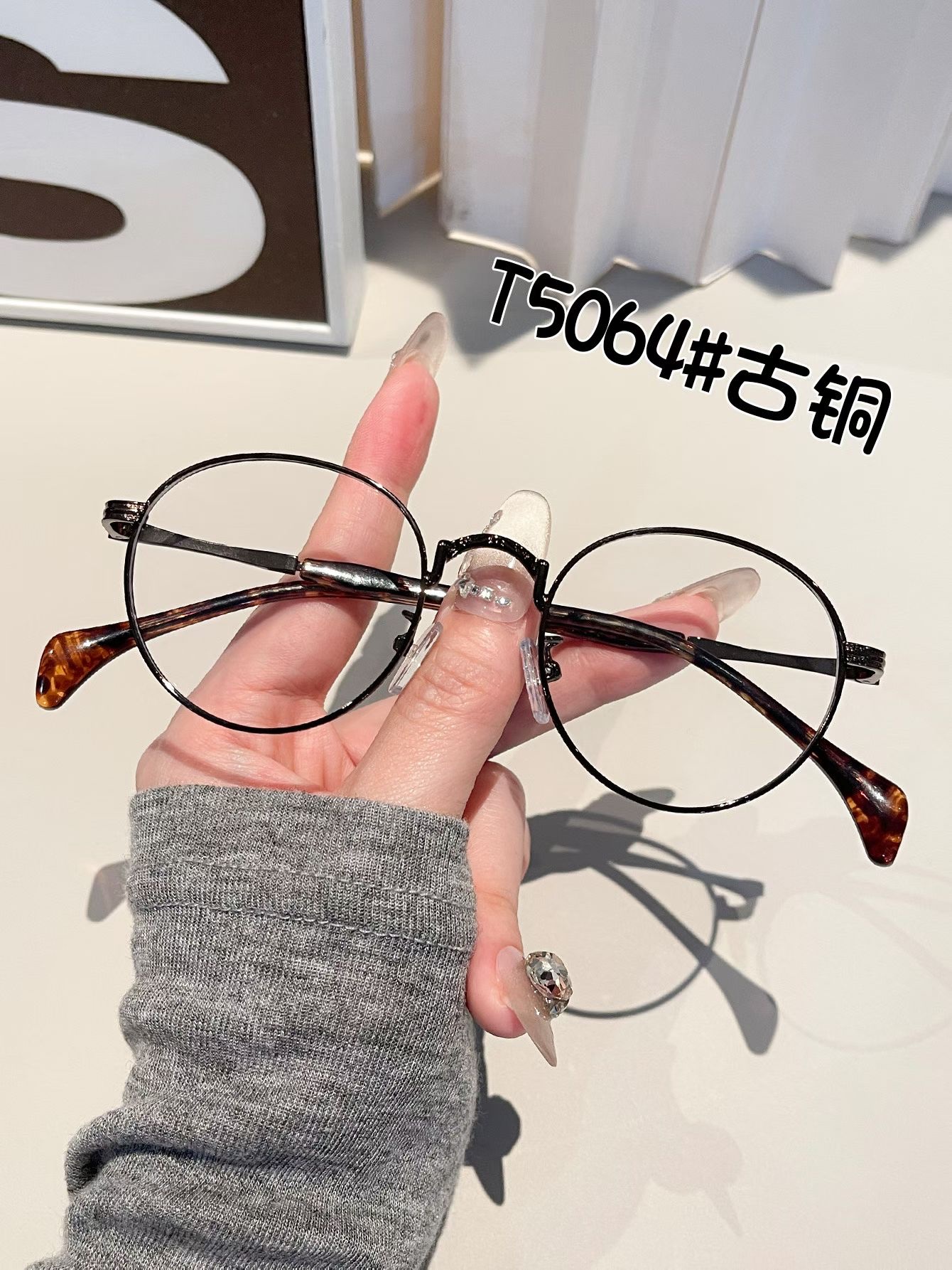 Gold-threaded tortoiseshell small round-framed myopia glasses for women with different degrees can be paired with retro college-style facial restoration glasses for men in stock for wholesale Specification image