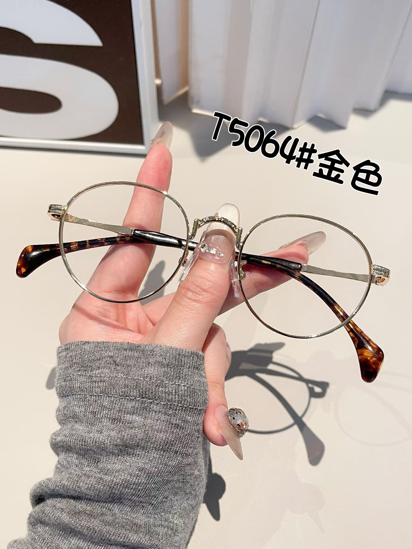 Gold-threaded tortoiseshell small round-framed myopia glasses for women with different degrees can be paired with retro college-style facial restoration glasses for men in stock for wholesale details Picture