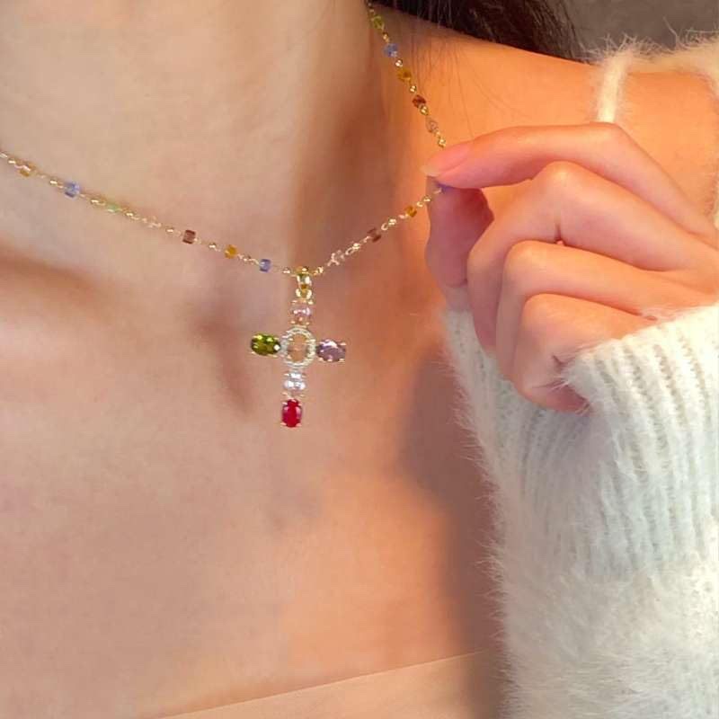 Dopamine colored zircon cross necklace, retro sweet and cool style, niche and unique design, super sparkling collarbone chain, women's necklace, pearl necklace