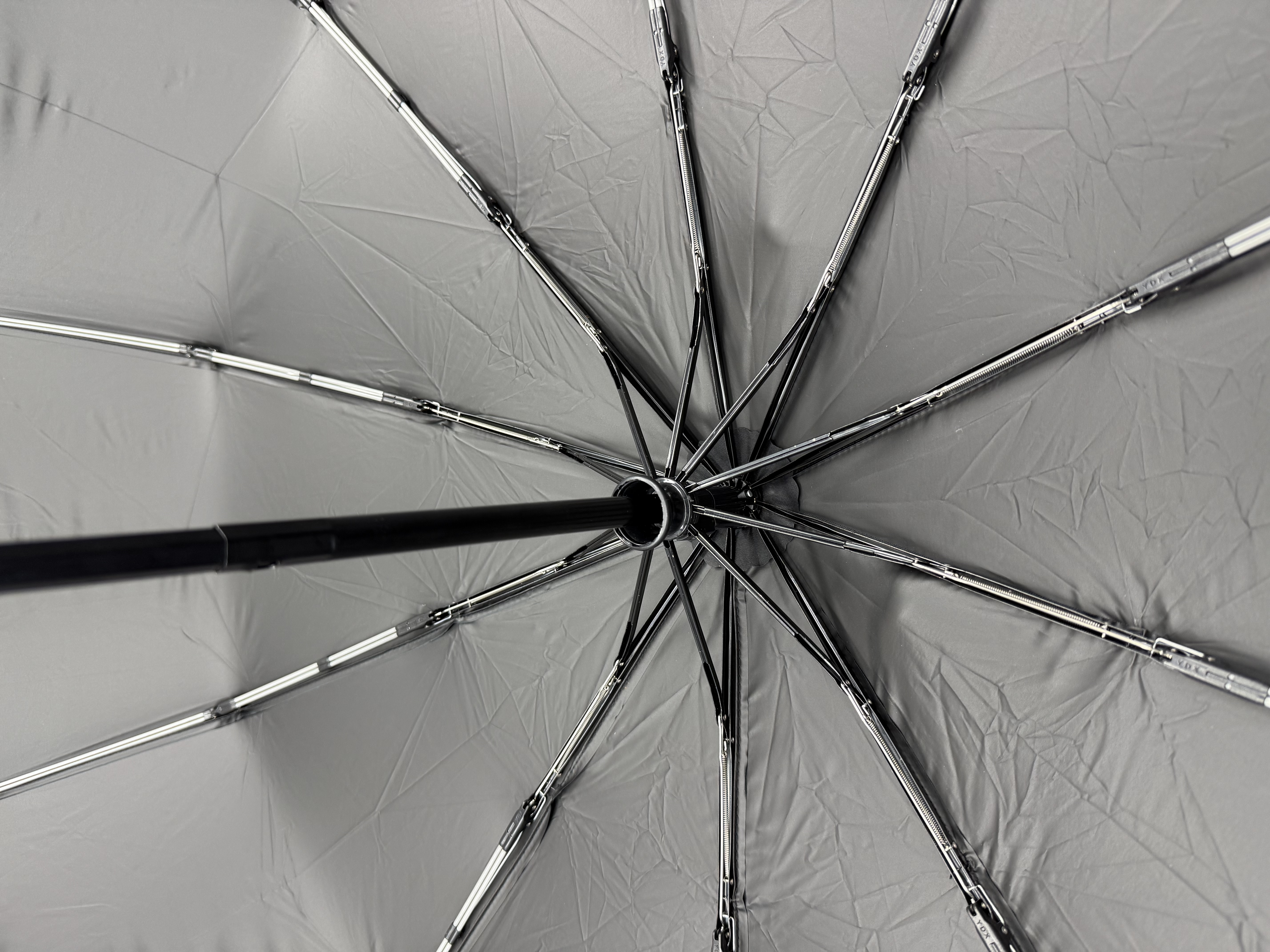 This portable folding umbrella is lightweight, windproof, sun-proof, and suitable for both sunny and rainy days. It can be opened and closed with one button Application Scenario