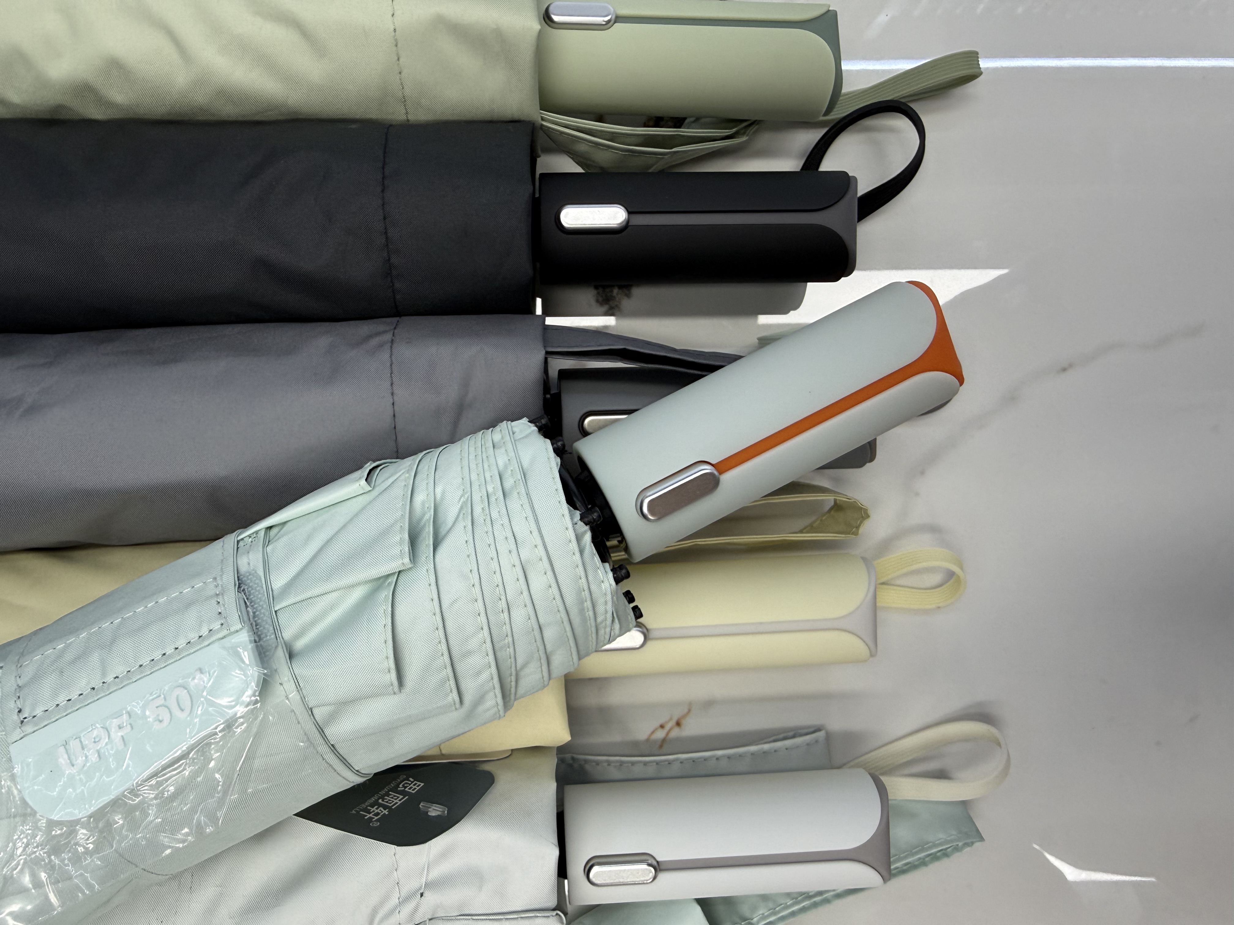 This portable folding umbrella is lightweight, windproof, sun-proof, and suitable for both sunny and rainy days. It can be opened and closed with one button Item Picture
