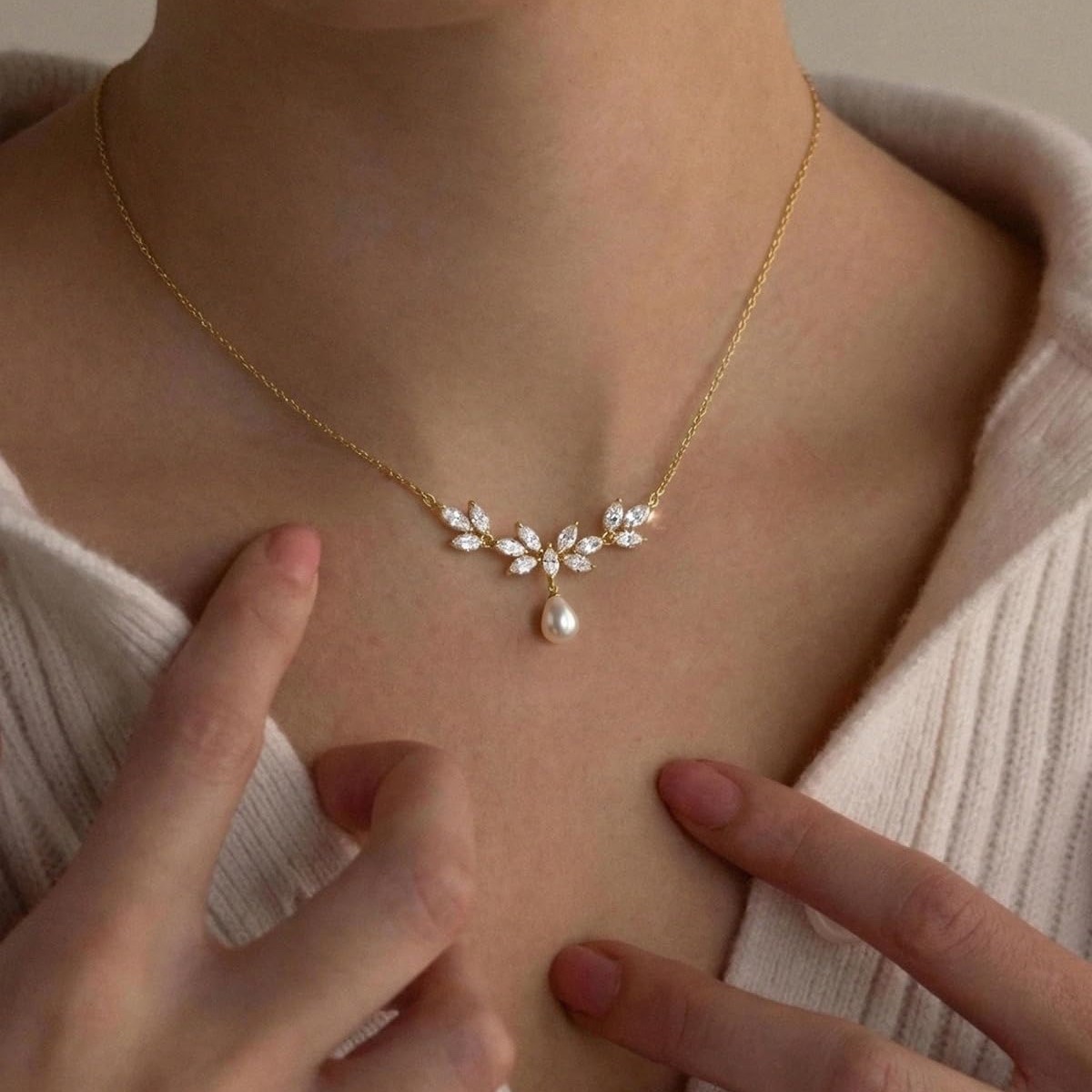 This cross-border fairy butterfly pearl necklace from Europe and America features a unique design for women, exuding a sense of high-end fashion and delicacy. It is a natural collarbone chain