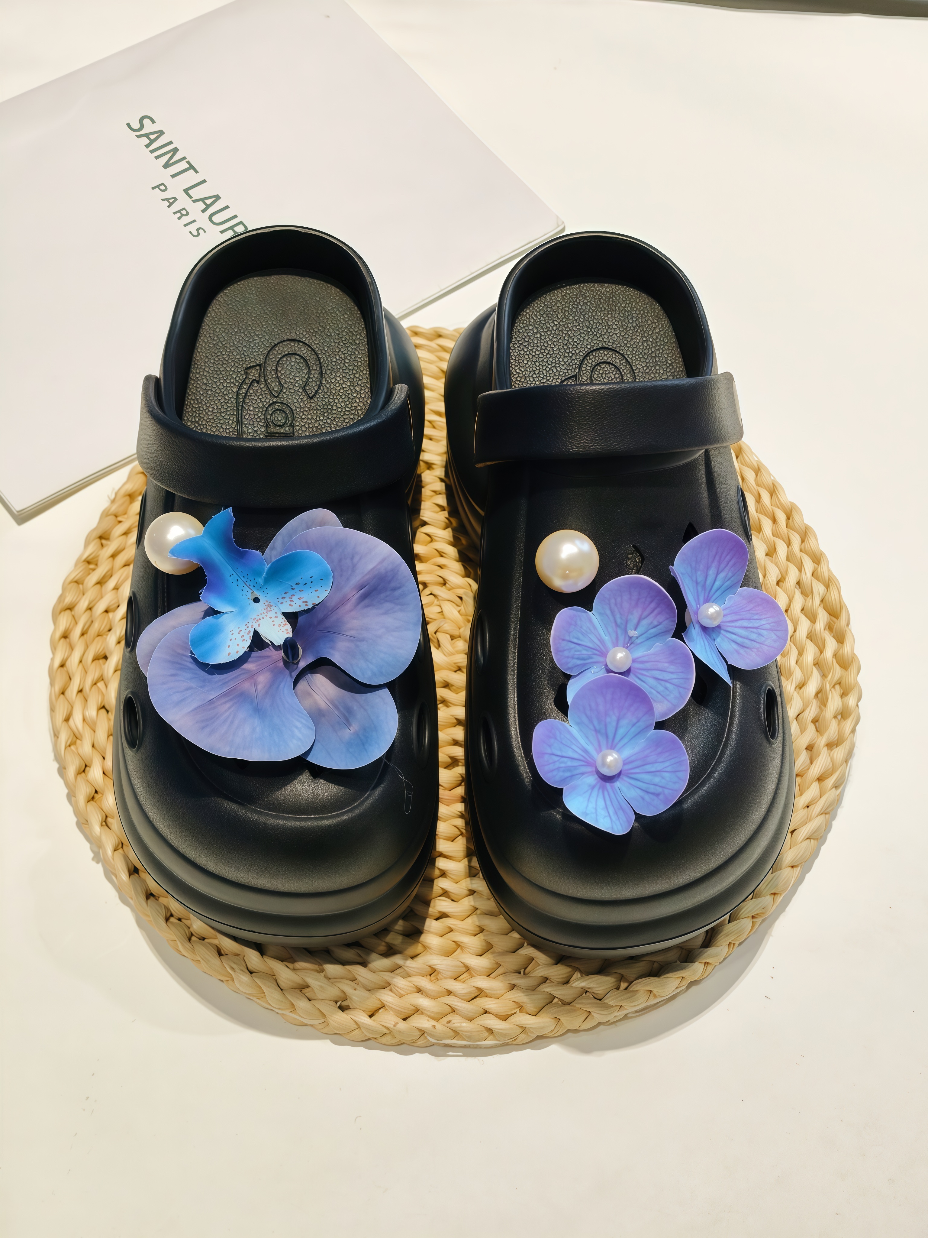 黑色洞洞鞋女花朵装饰透气防滑夏季休闲凉鞋