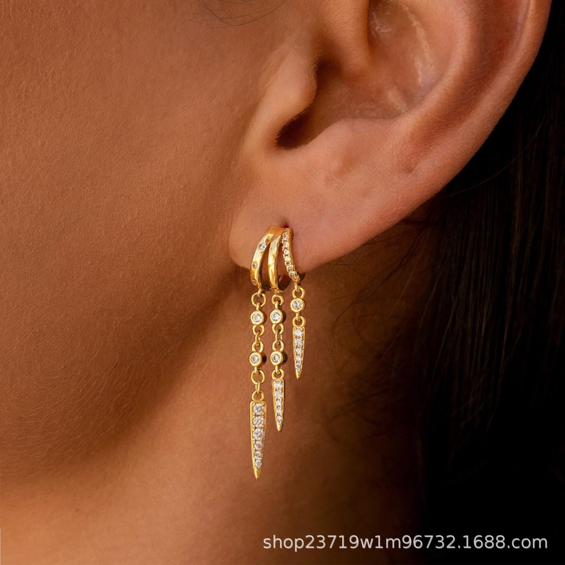 Cross-border best-selling fashionable and versatile irregular claw-shaped stud chain earrings, with a niche design sense and elegant tassel stud earrings Specification image