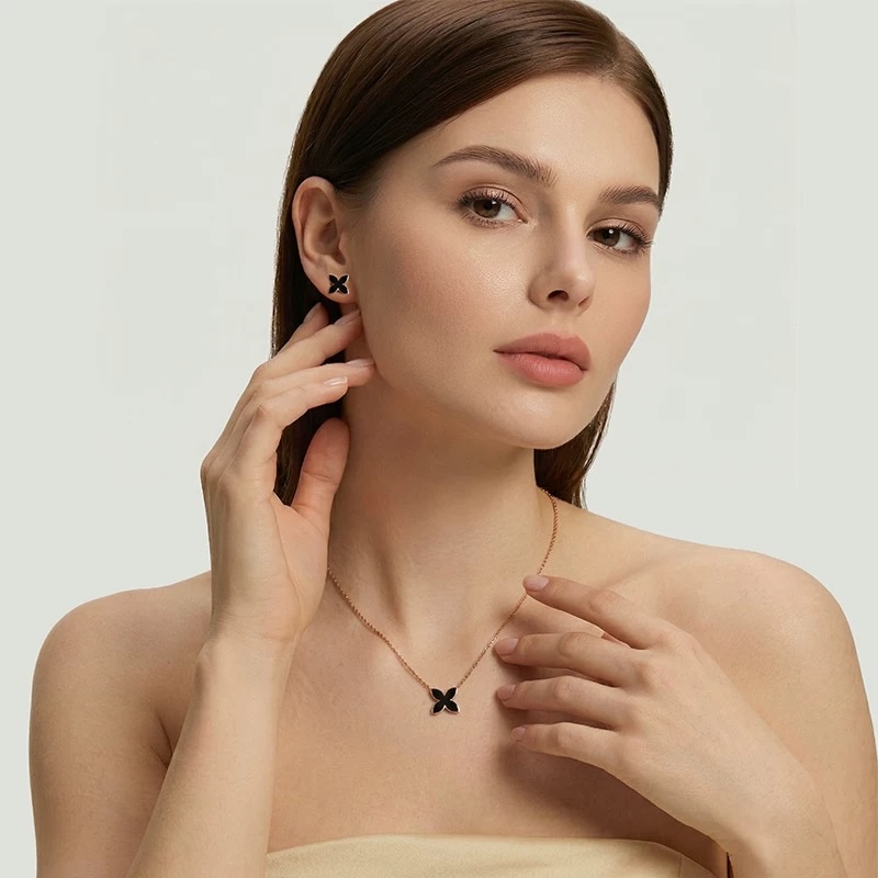 NOLYN Deoksugung co-branded window flower necklace, a double-sided black agate light luxury and versatile four-leaf clover design necklace