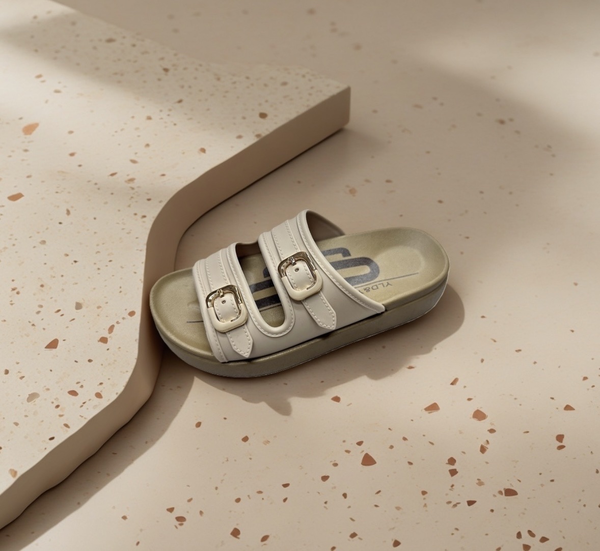 Beige double-buckle flip-flops for women, summer breathable, anti-slip, soft sole, casual flat detail image 2
