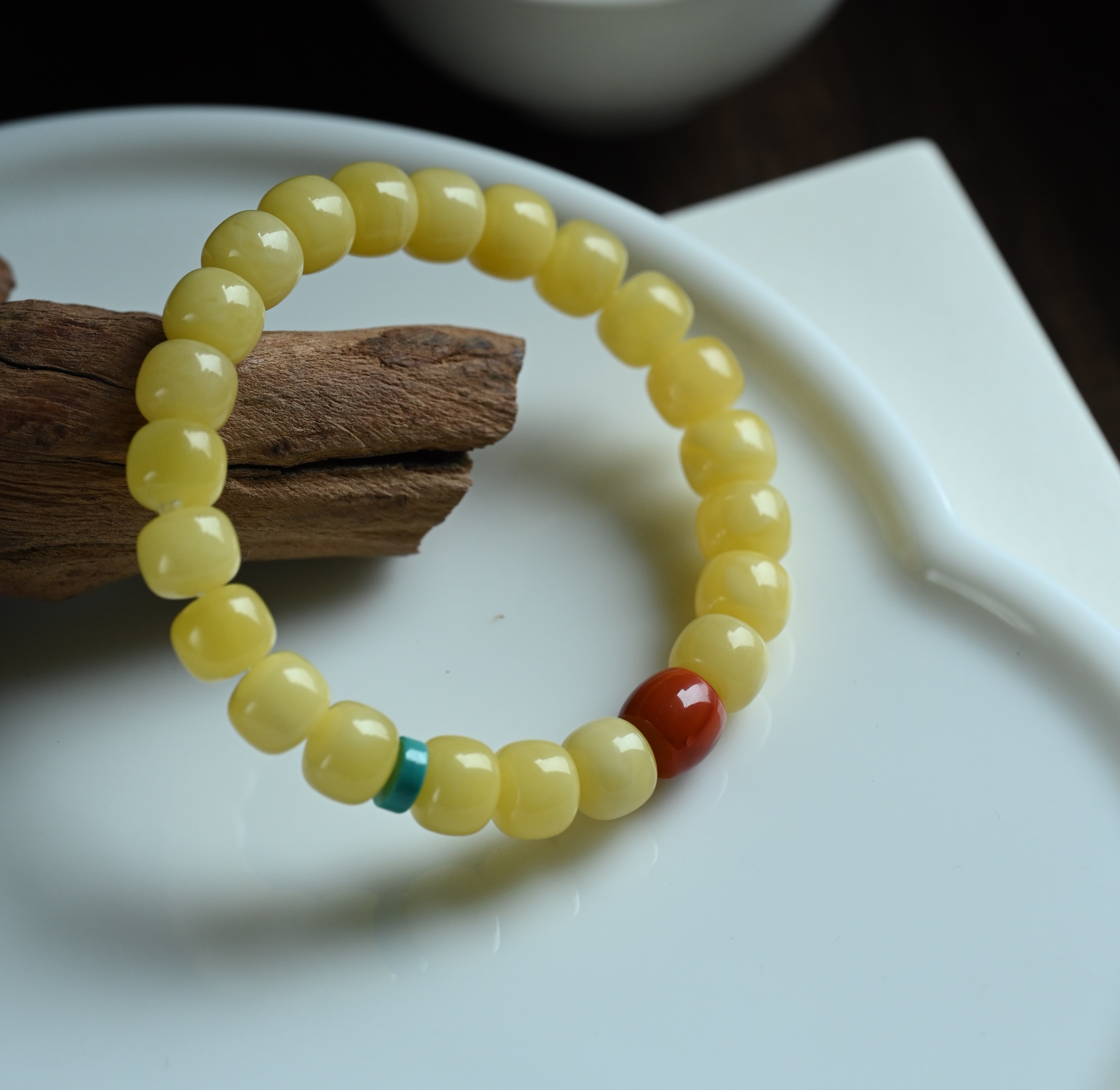 Natural beeswax bracelet, exquisitely crafted, full of beeswax, old-style bead bracelet, original design of South red turquoise