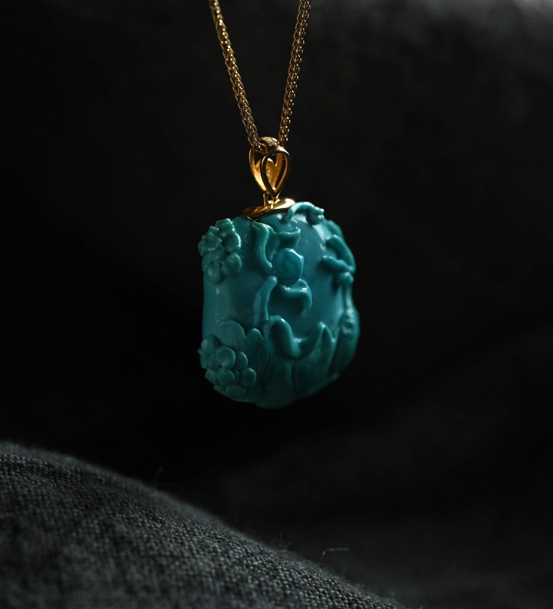 Natural raw turquoise high porcelain pendant, Wuxiang Buddha 18k real gold buckle necklace, natural and genuine turquoise Application Scenario
