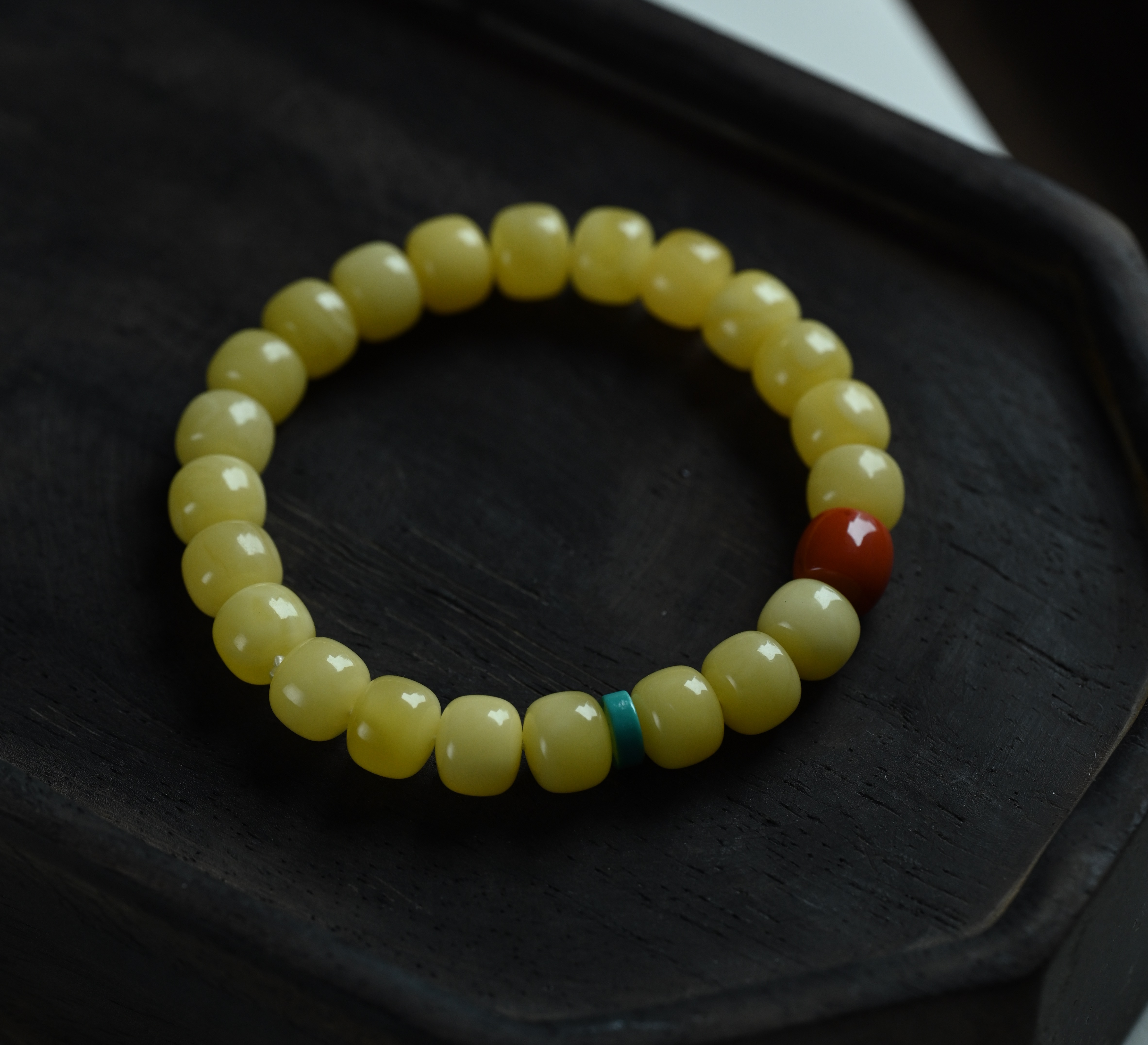 Natural beeswax bracelet, exquisitely crafted, full of beeswax, old-style bead bracelet, original design of South red turquoise Application Scenario