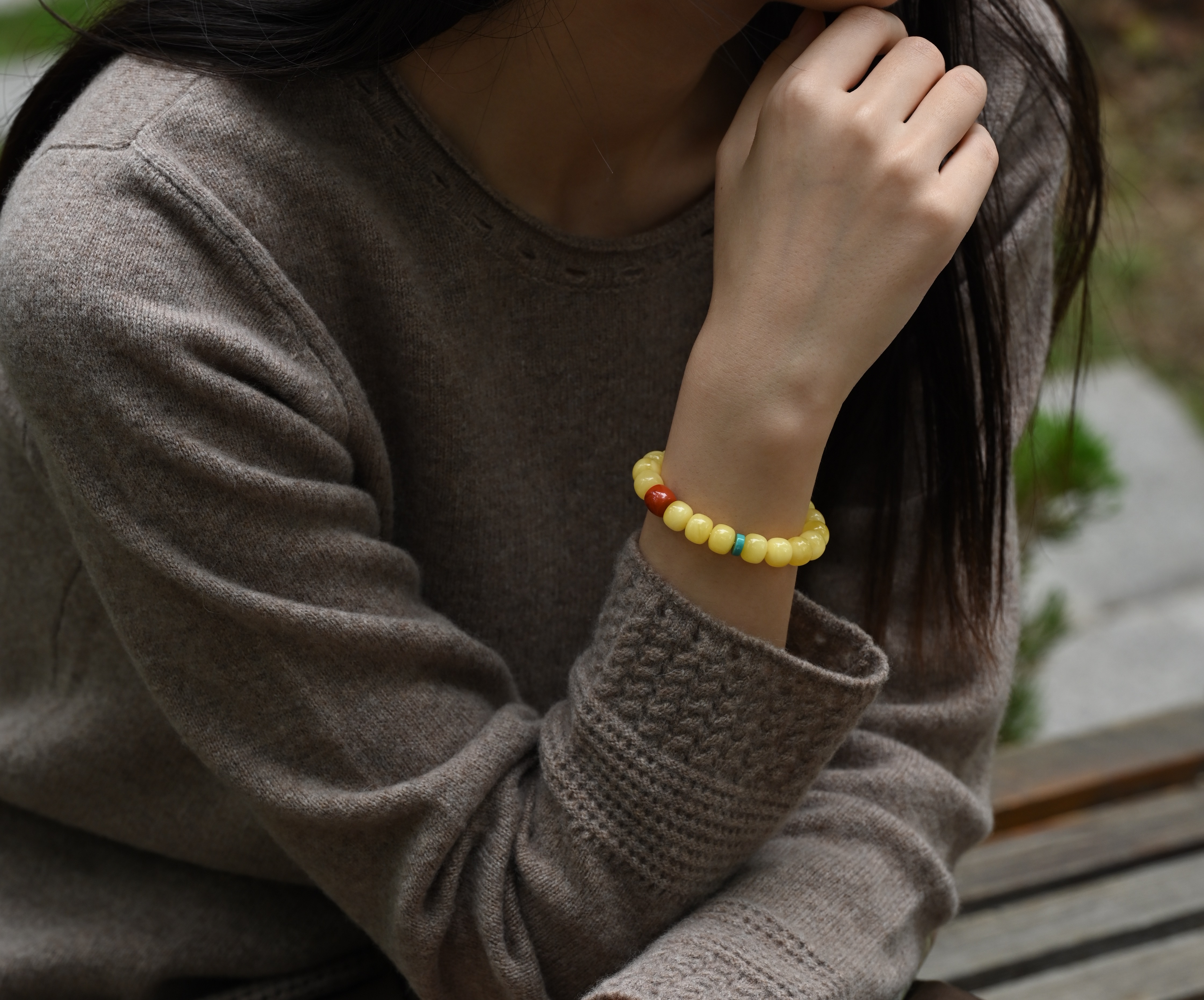 Natural beeswax bracelet, exquisitely crafted, full of beeswax, old-style bead bracelet, original design of South red turquoise Item Picture
