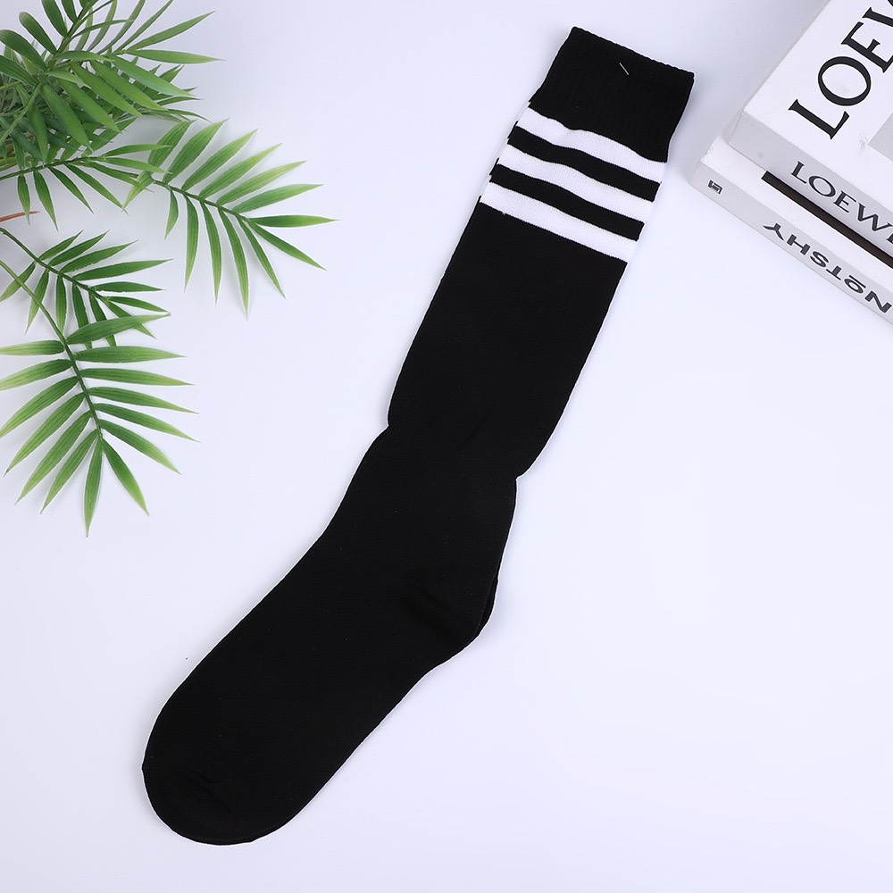 Factory direct supply of long knee-length sports socks in various colors, extremely comfortable, breathable, sweat-absorbent and anti-slip for competition and training Application Scenario