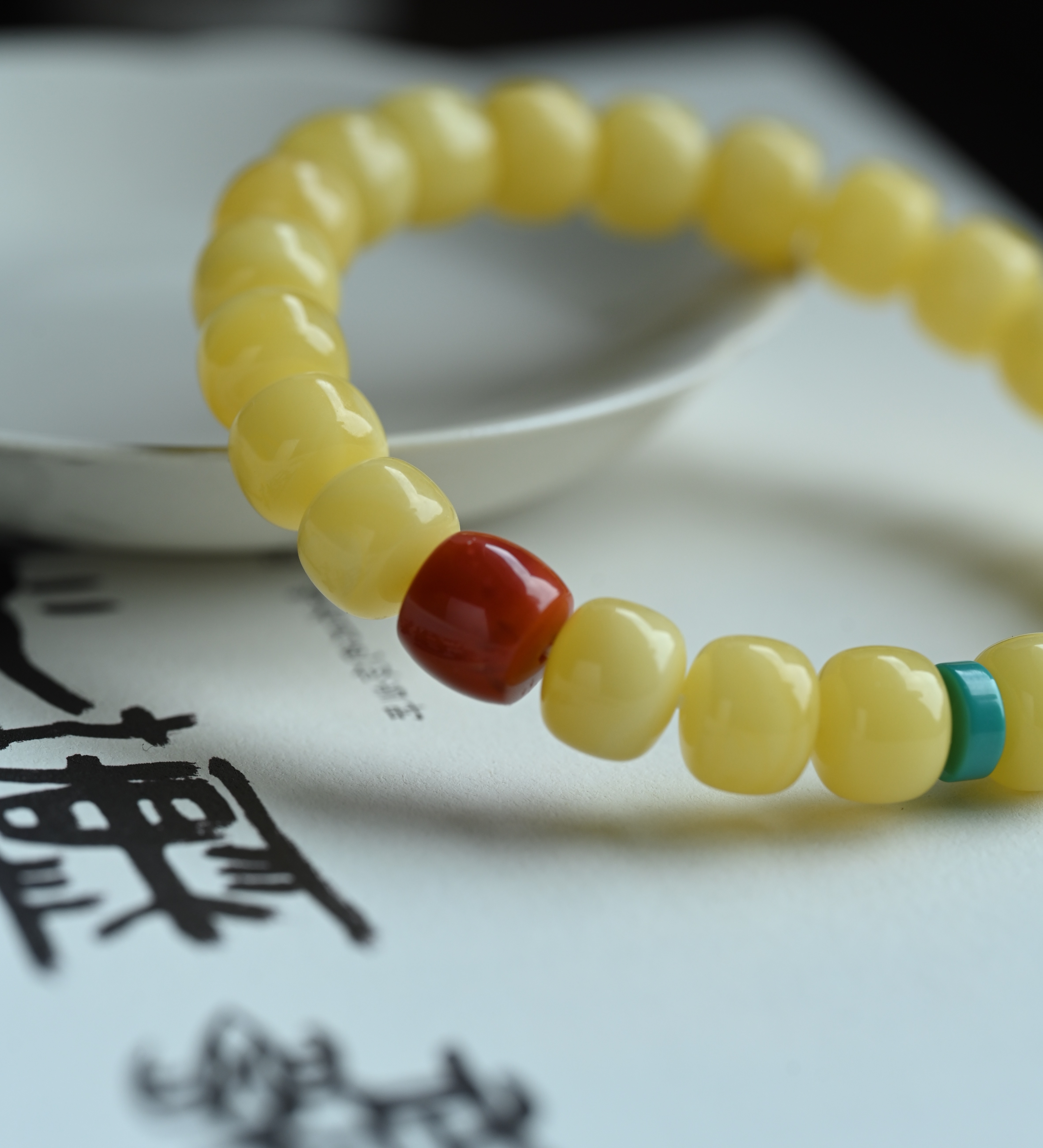 Natural beeswax bracelet, exquisitely crafted, full of beeswax, old-style bead bracelet, original design of South red turquoise Specification image
