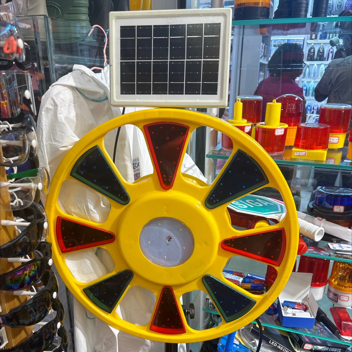 Solar-powered traffic lights, solar-powered traffic lights with brackets