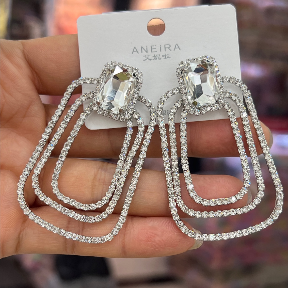 Earneedle-style earrings prevent allergies