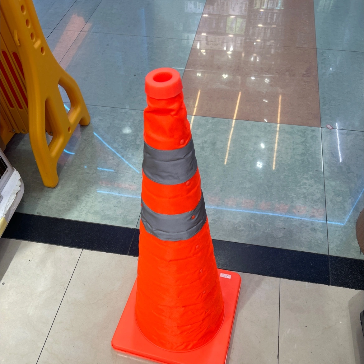 Retractable road cone detail image 2