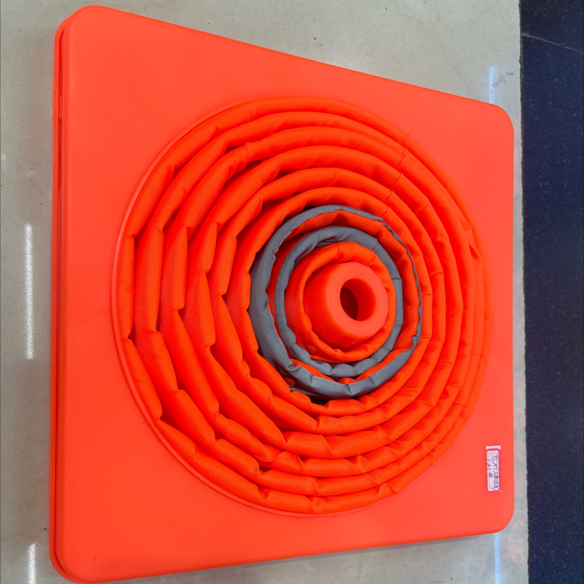 Retractable road cone Retractable road cone
