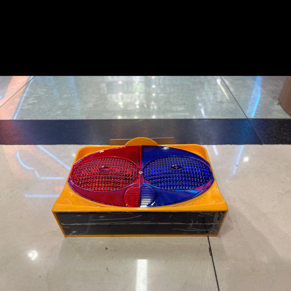 Solar-powered warning light in panda eye style detail image 2