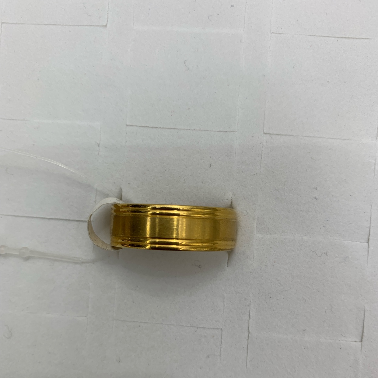 أما الخاتم الذهبي فيتمثل بالذهب detail image 1
