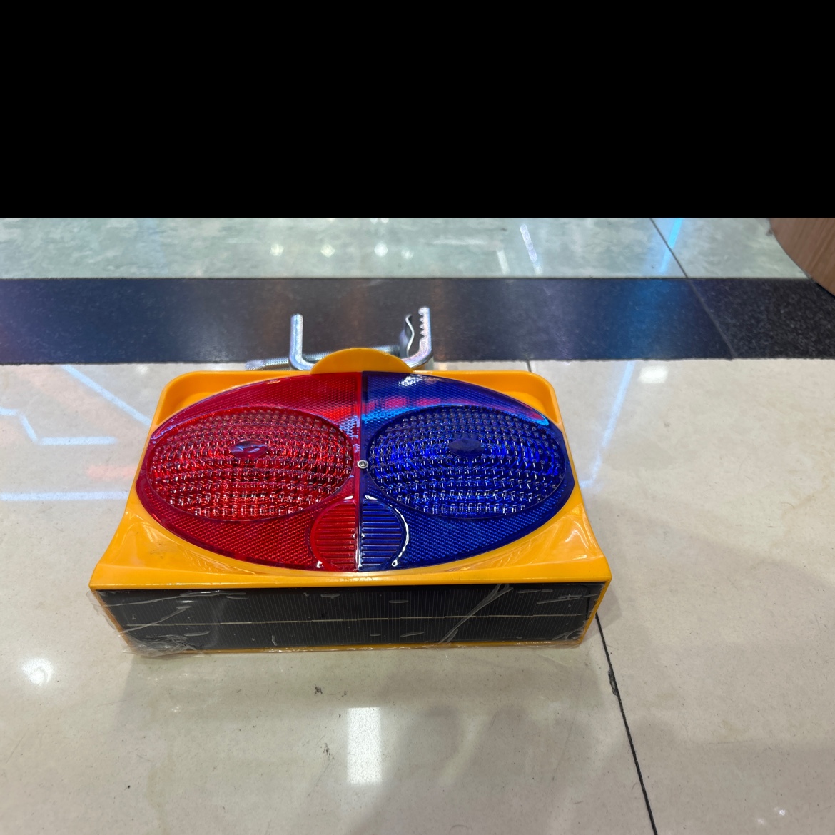 مع إشارات مرور شمسية details Picture