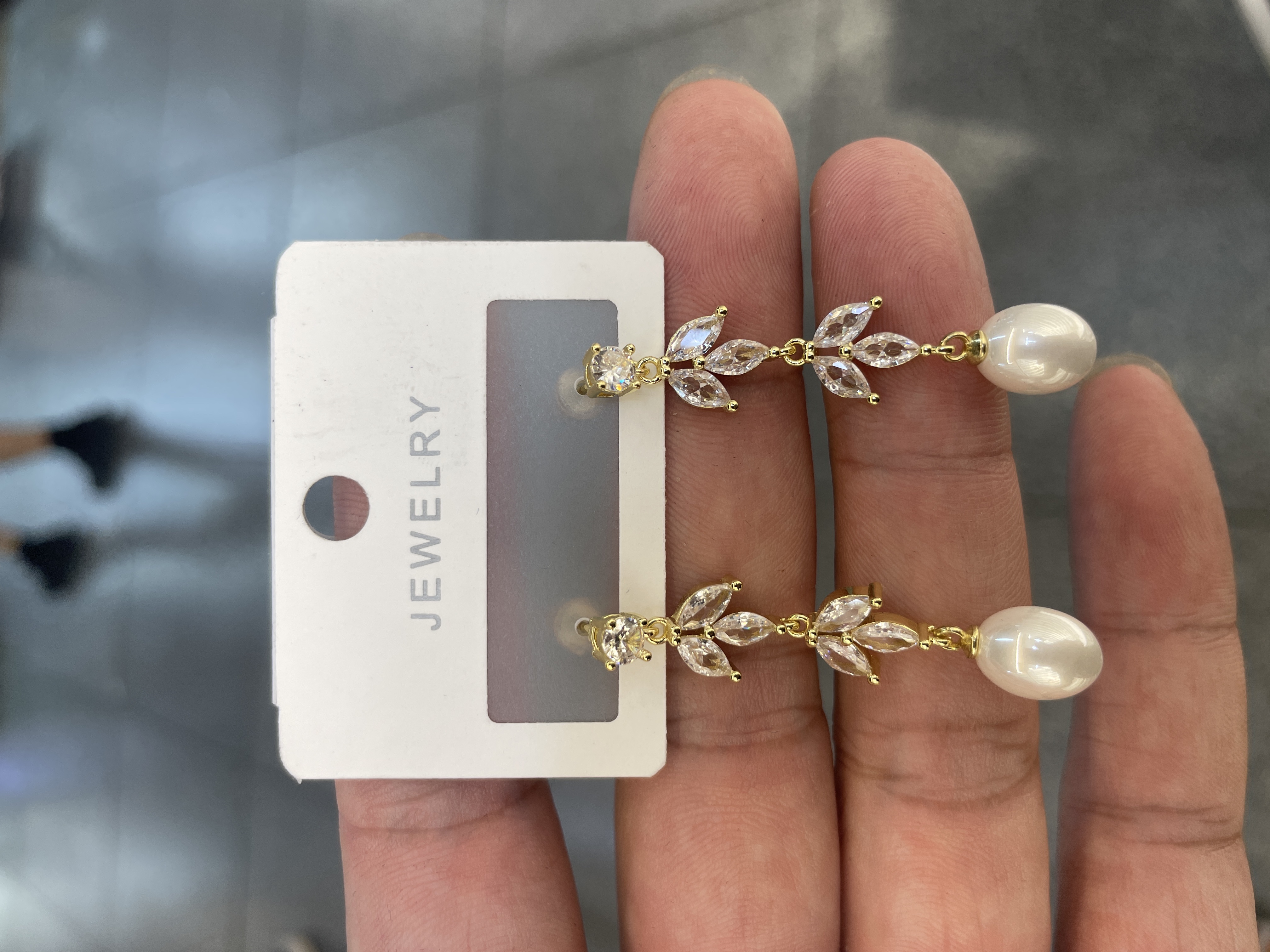 European and American brass electroplated real gold zircon pearl earrings, stud earrings, leaf inlaid style earrings, personalized and fashionable earrings