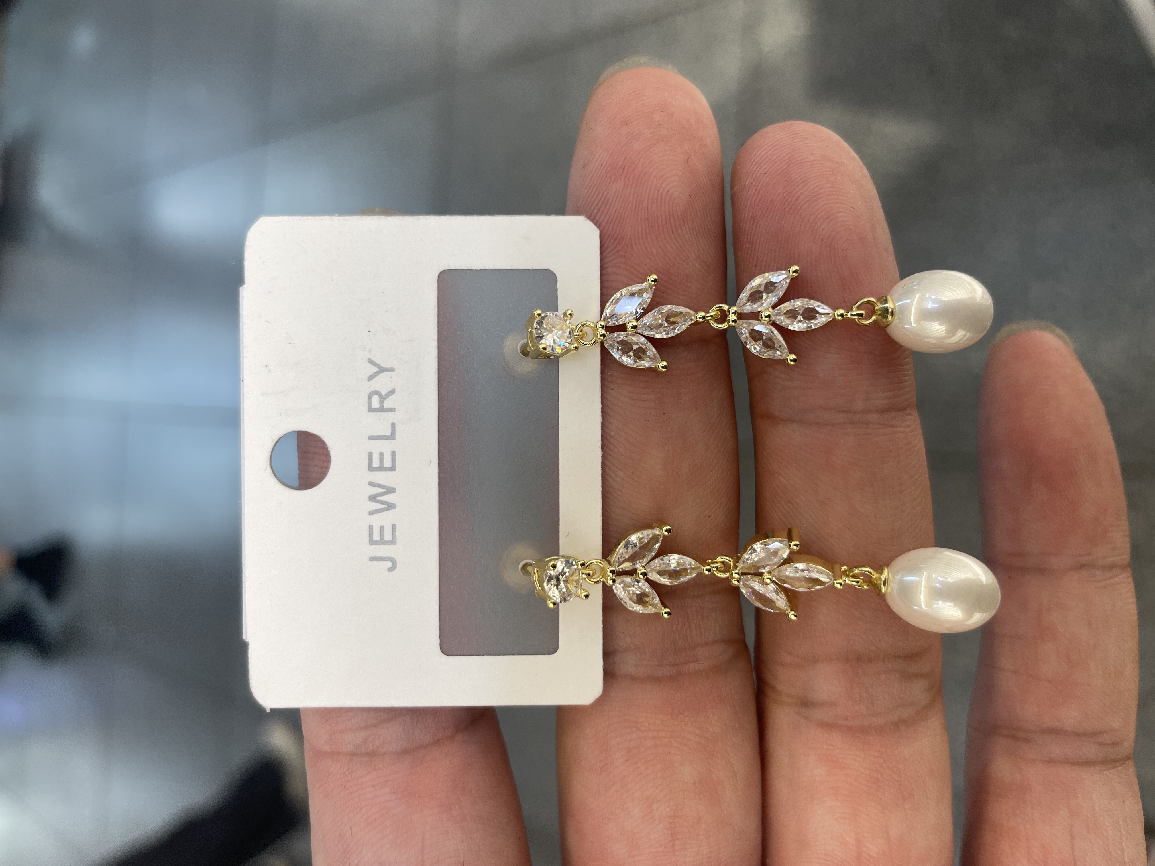 European and American brass electroplated real gold zircon pearl earrings, stud earrings, leaf inlaid style earrings, personalized and fashionable earrings details Picture