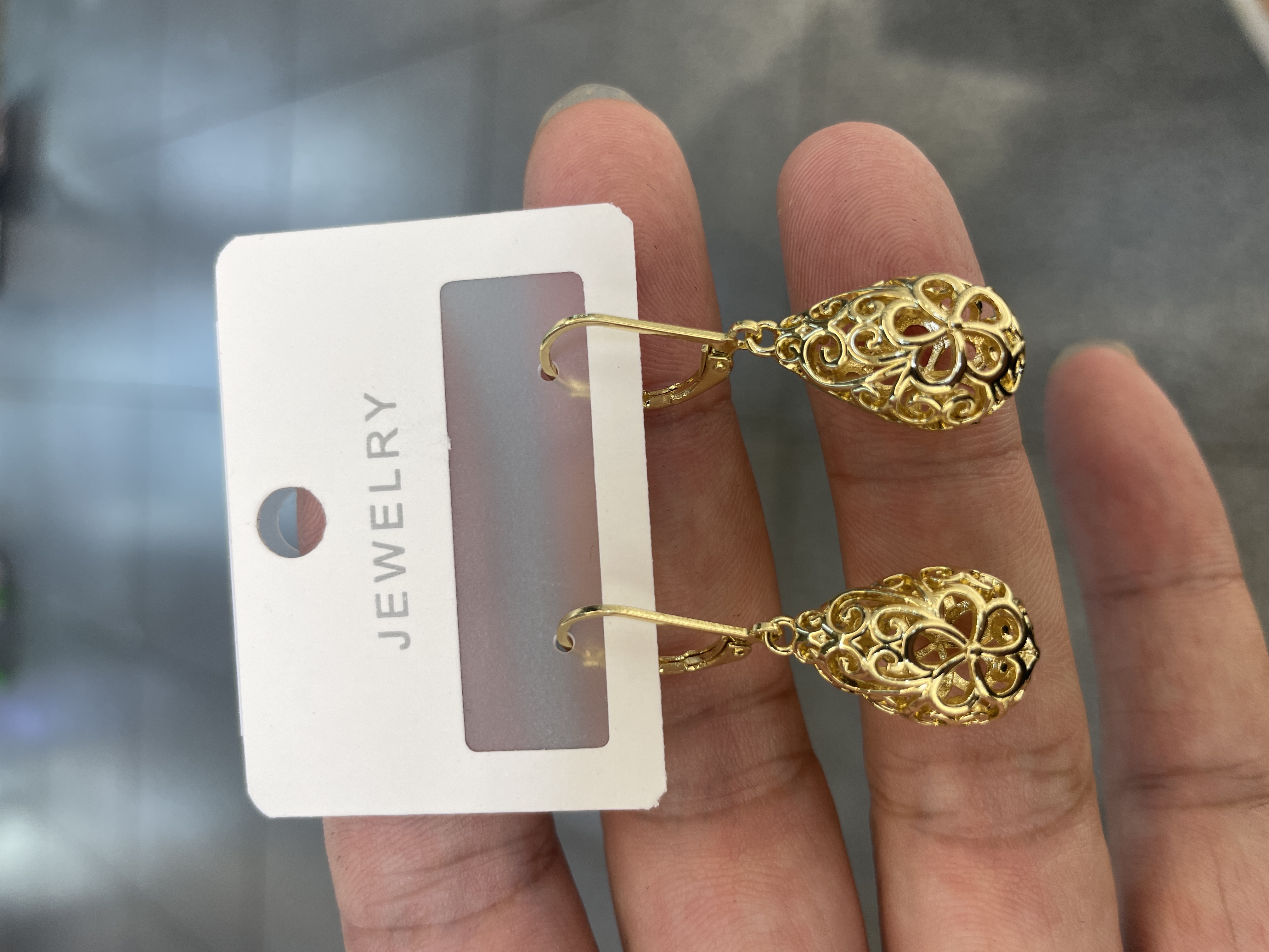 The popular cross-border creative design hollowed-out wraparound teardrop earrings from Europe and America are elegant and stylish earrings for women Application Scenario