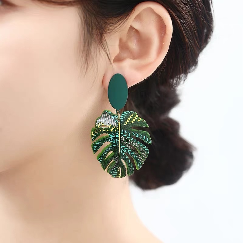 Niche design green earrings, exaggerated, unique and high-end style earrings detail image 2