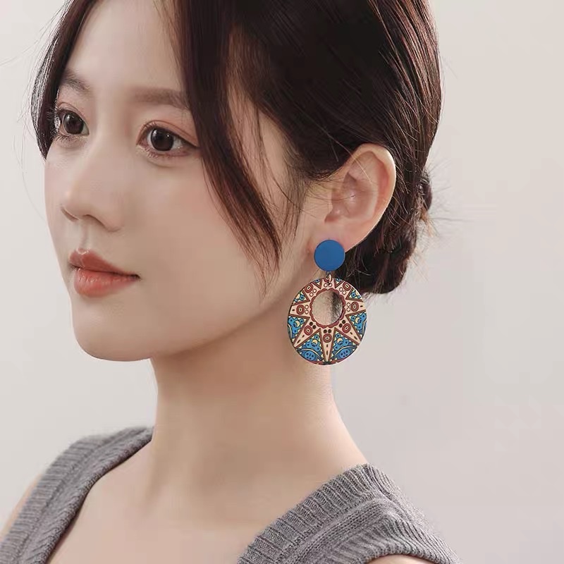 Niche design green palm leaf ear pendant earrings for women, exaggerated and unique, exuding a high-end and feminine charm Application Scenario