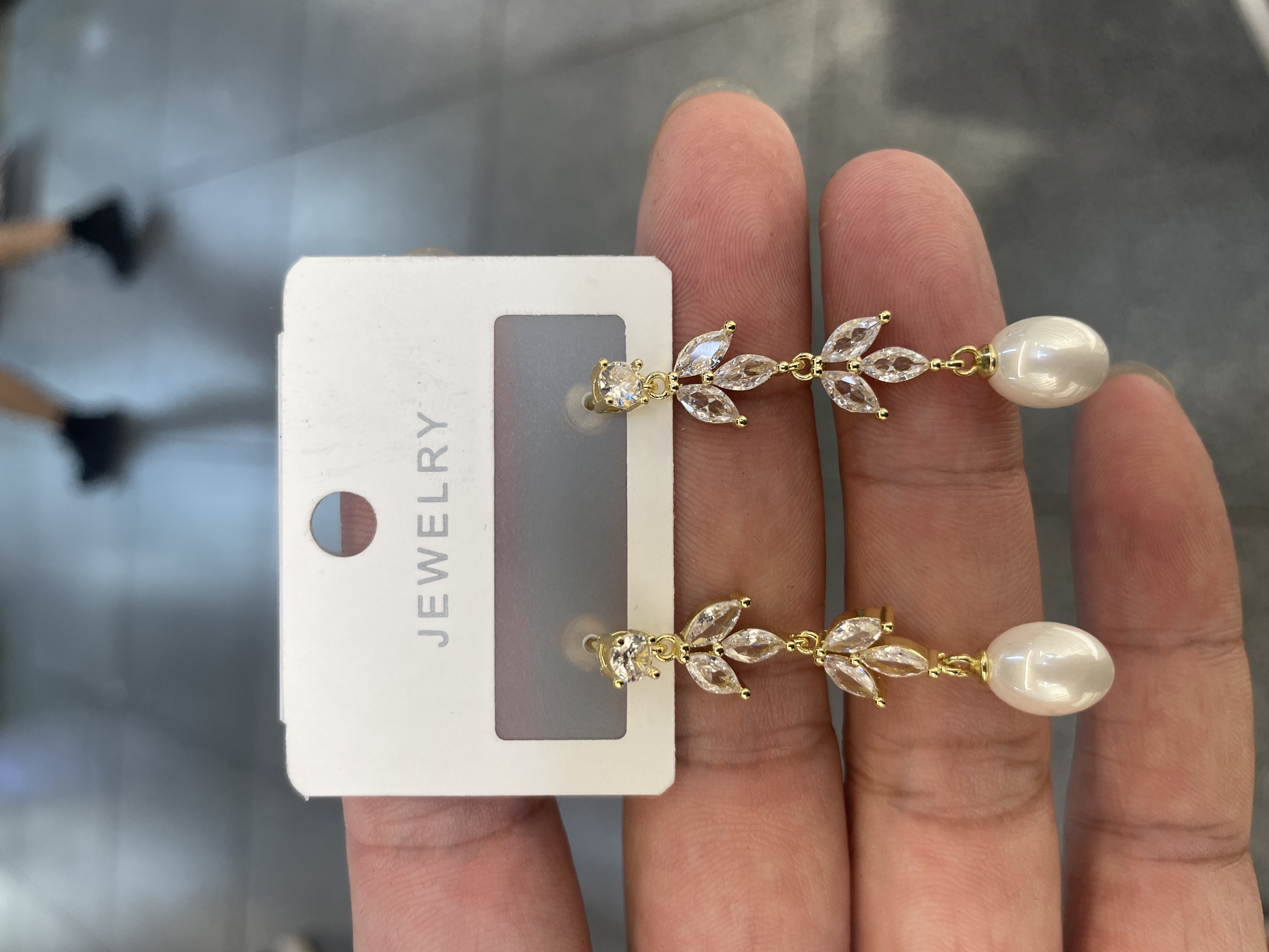 European and American brass electroplated real gold zircon pearl earrings, stud earrings, leaf inlaid style earrings, personalized and fashionable earrings detail image 1
