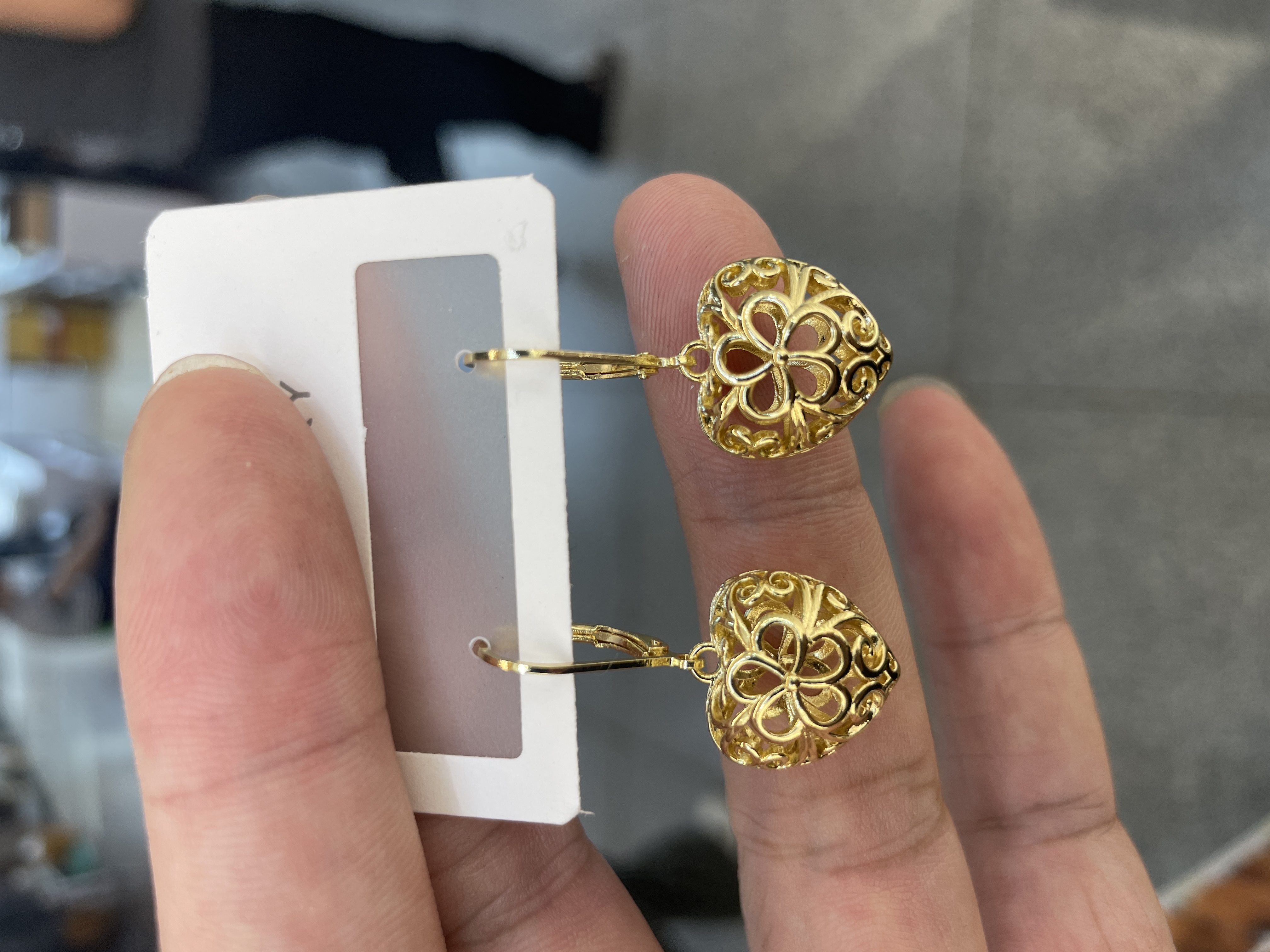 The popular cross-border creative design hollowed-out heart-shaped earrings from Europe and America are elegant and stylish earrings for women Item Picture