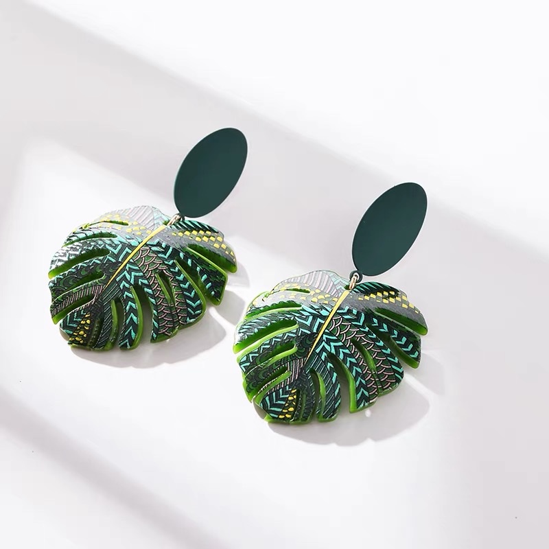 Niche design green earrings, exaggerated, unique and high-end style earrings Application Scenario