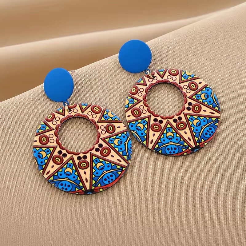Niche design green palm leaf ear pendant earrings for women, exaggerated and unique, exuding a high-end and feminine charm