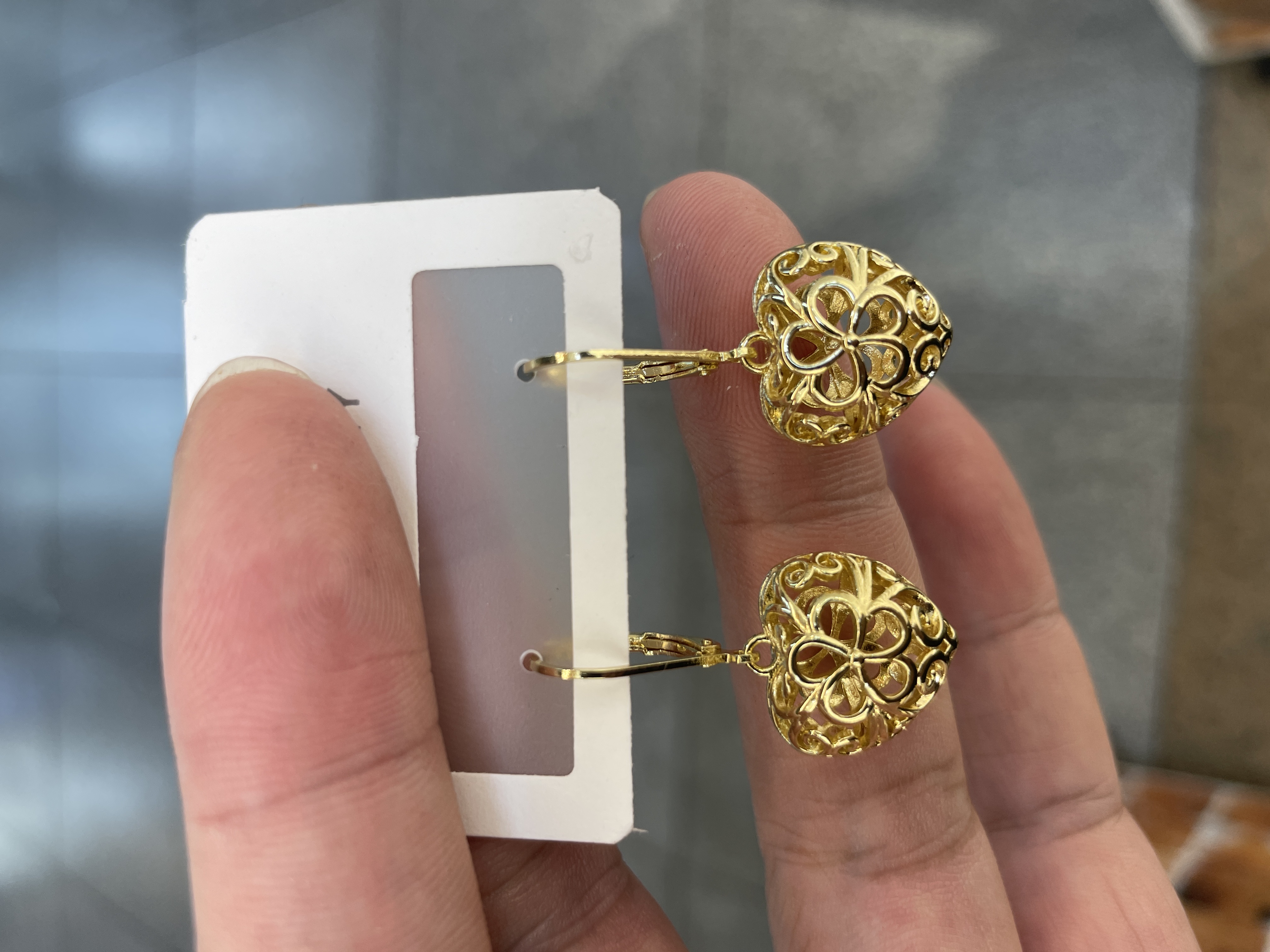 The popular cross-border creative design hollowed-out heart-shaped earrings from Europe and America are elegant and stylish earrings for women