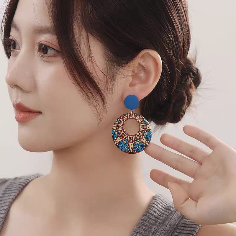 Niche design green palm leaf ear pendant earrings for women, exaggerated and unique, exuding a high-end and feminine charm Specification image