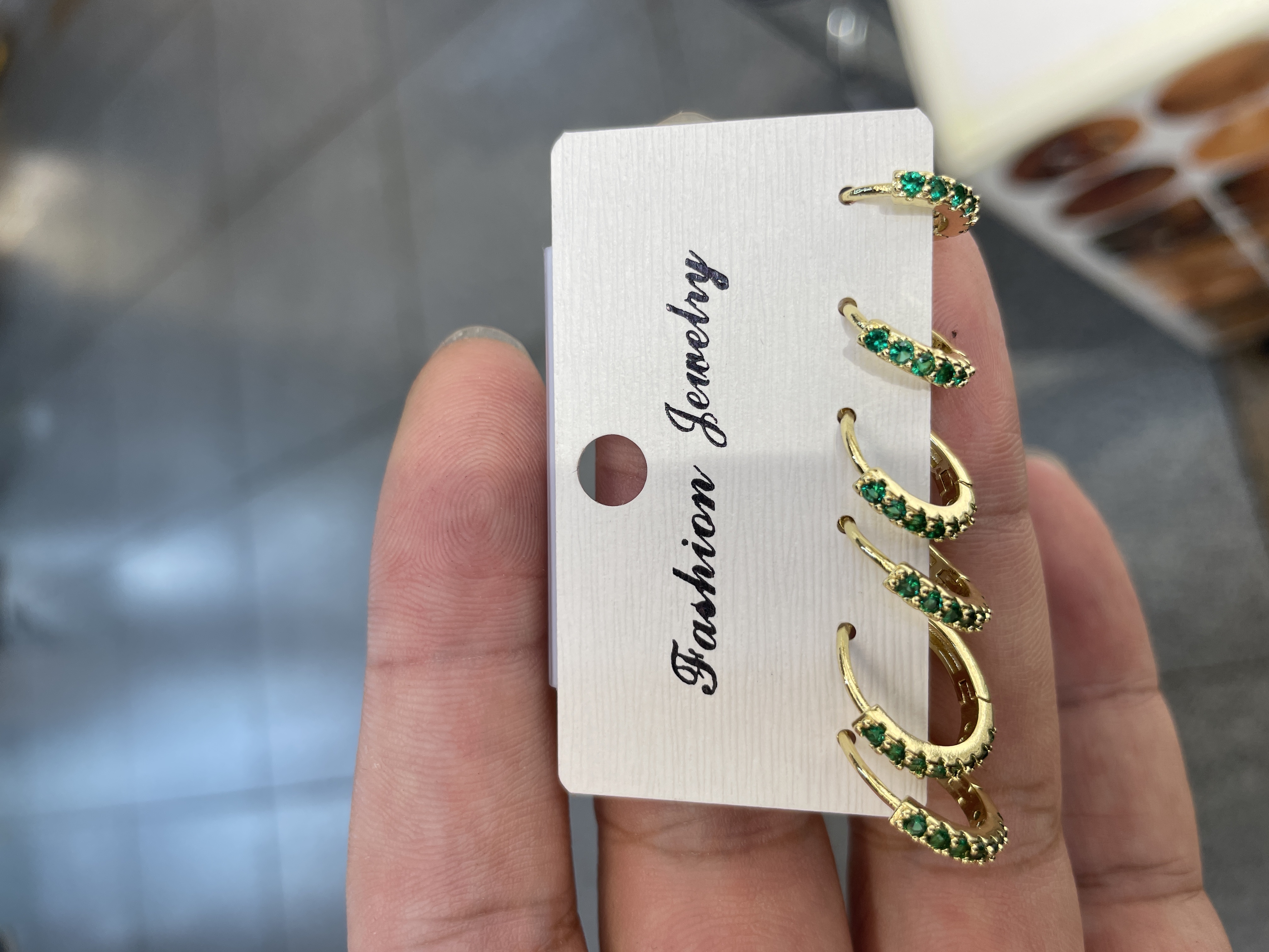 A 6-piece set of luxurious and fashionable women's earrings with zircon inlaid in brass and real gold plating, which are popular in cross-border sales from Europe and America. Please specify the color of the zircon