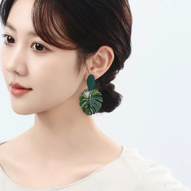 Niche design green earrings, exaggerated, unique and high-end style earrings details Picture