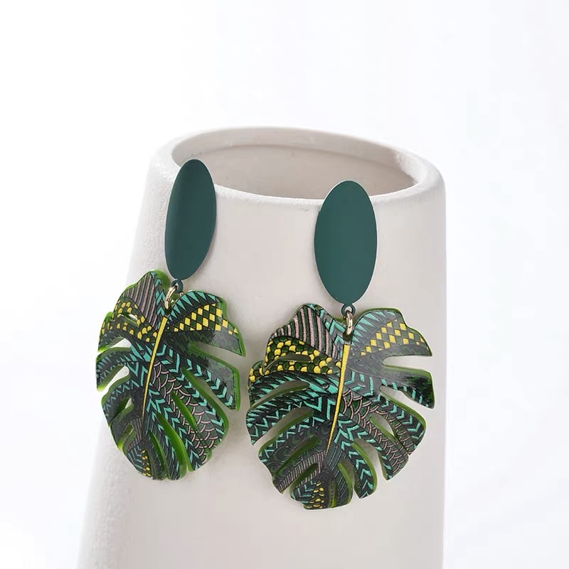 Niche design green earrings, exaggerated, unique and high-end style earrings