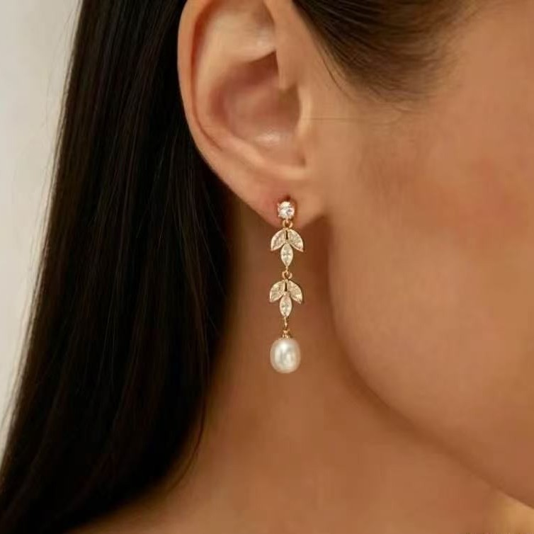 European and American brass electroplated real gold zircon pearl earrings, stud earrings, leaf inlaid style earrings, personalized and fashionable earrings Item Picture