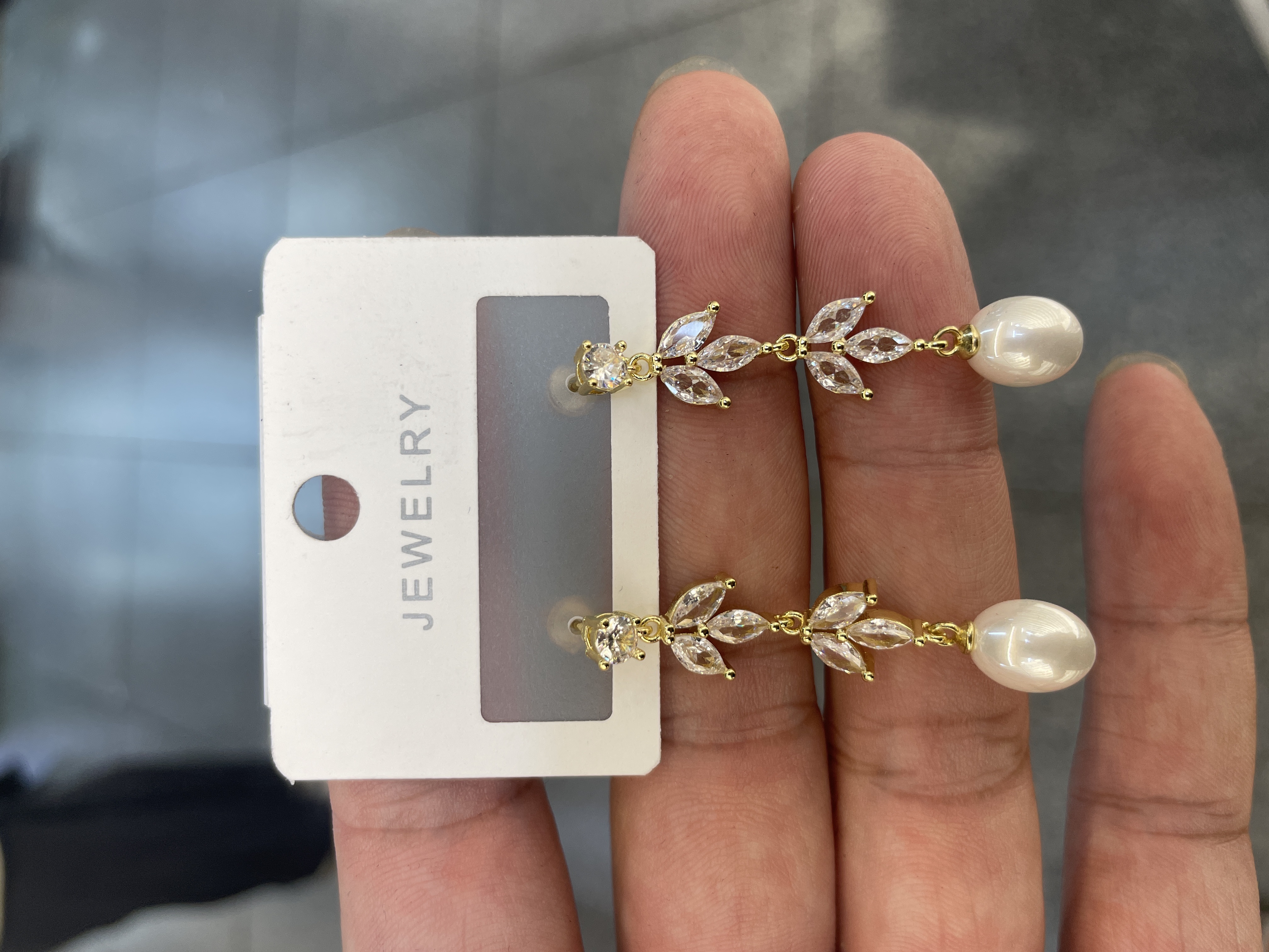 European and American brass electroplated real gold zircon pearl earrings, stud earrings, leaf inlaid style earrings, personalized and fashionable earrings Application Scenario