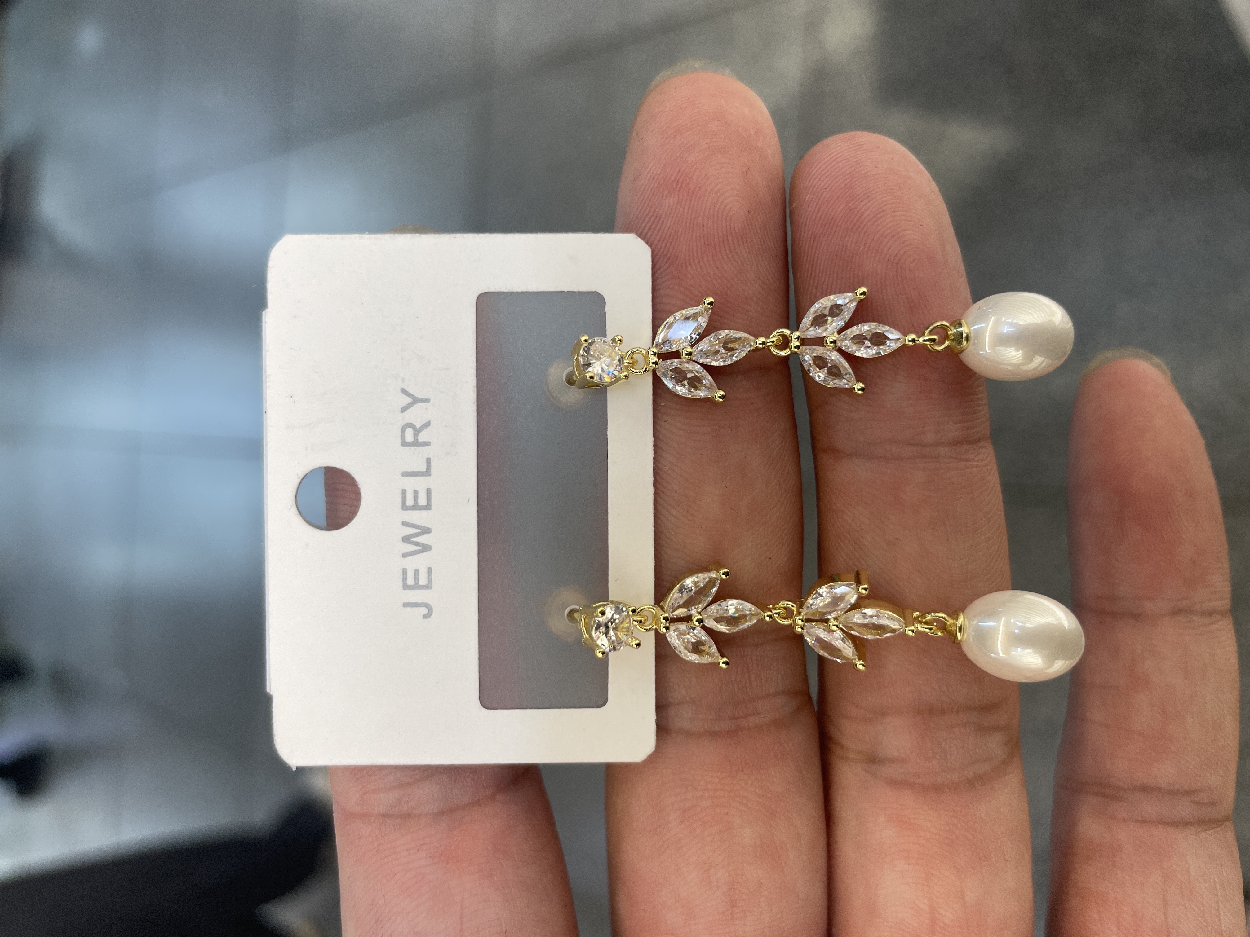 European and American brass electroplated real gold zircon pearl earrings, stud earrings, leaf inlaid style earrings, personalized and fashionable earrings Specification image