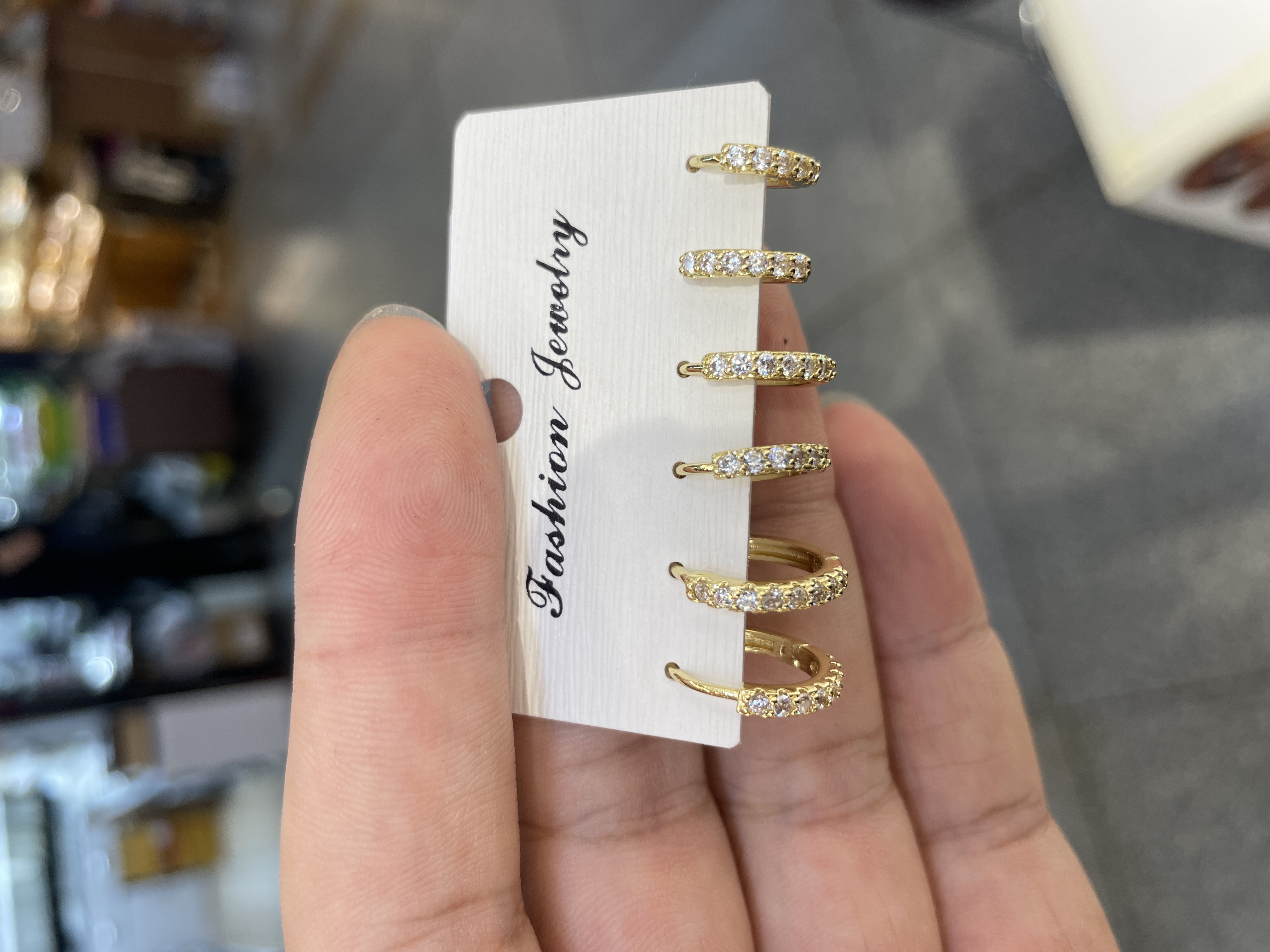 A 6-piece set of luxurious and fashionable women's earrings with zircon inlaid in brass and real gold plating, which are popular in cross-border sales from Europe and America. Please specify the color of the zircon Specification image