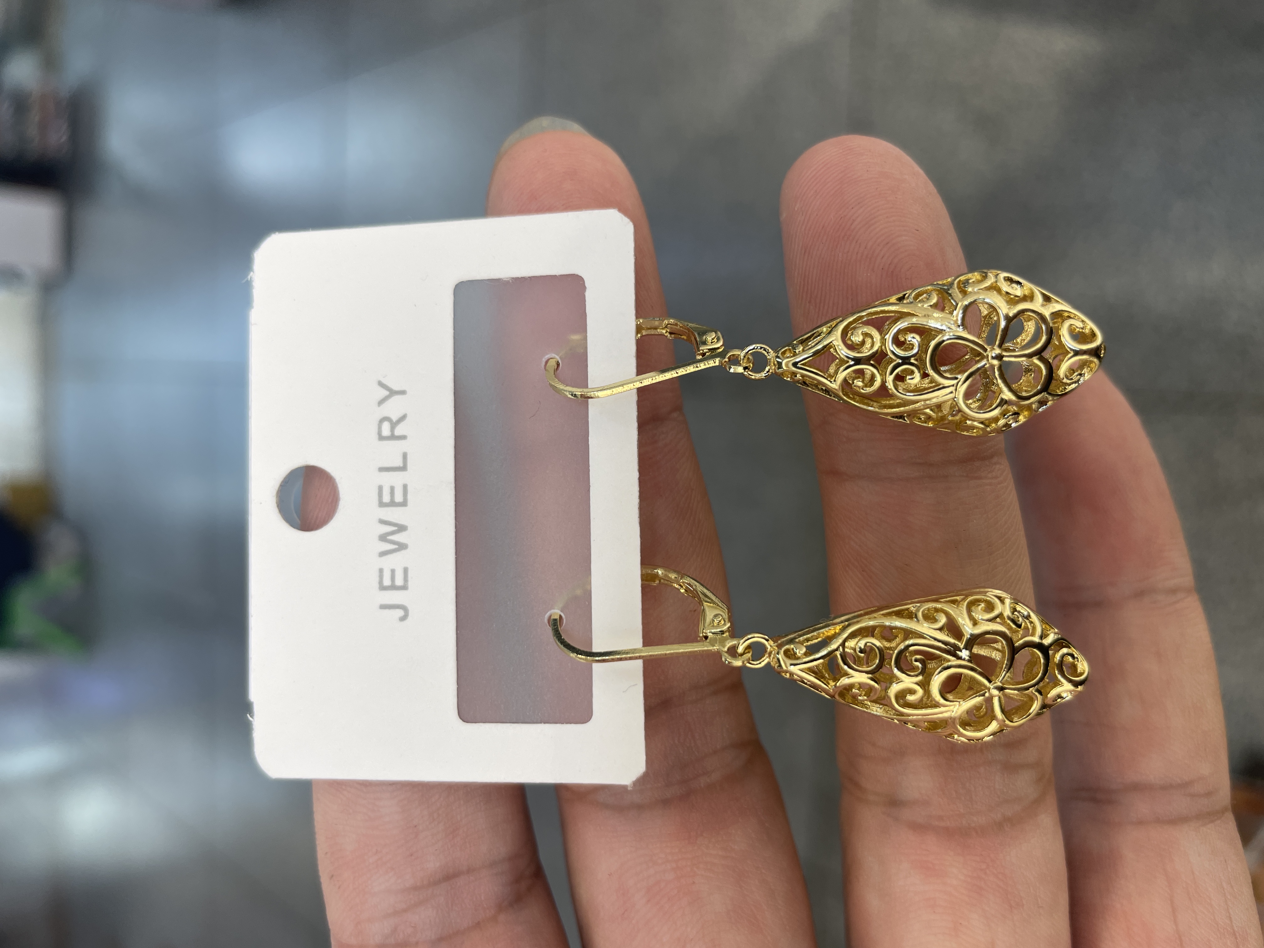 The popular cross-border creative design hollowed-out wraparound earrings from Europe and America are elegant and stylish earrings for women Item Picture