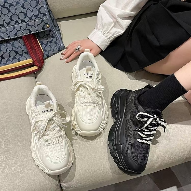White sports shoes, black sports shoes, unisex breathable and lightweight running shoes