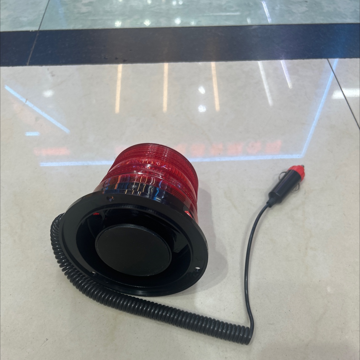 With USB car charger and magnetic traffic warning light 5095 Application Scenario