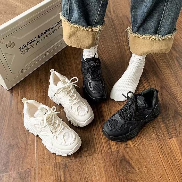 Black and white thick-soled dad shoes are fashionable, versatile and casual sports shoes